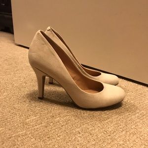 Kelly & Katie nude heels